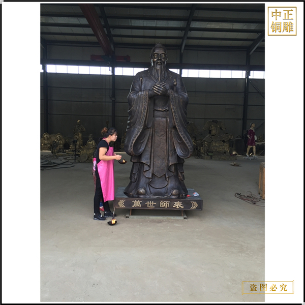 1.學(xué)?？鬃咏虒W(xué)雕塑.jpg